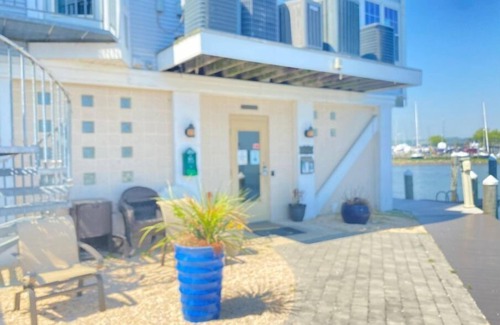 Havre De Grace Boat Rental | Fully Equipped Docked Houseboat at Log Pond Marina in Havre de Grace, MD.