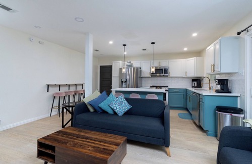 Lake Worth Cottage | Fully Equipped DFW Retreat · Walk to Lake & Dining