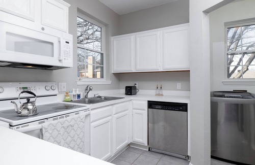 Euless House | Fully Equipped DFW Stay Near Dining & Shopping