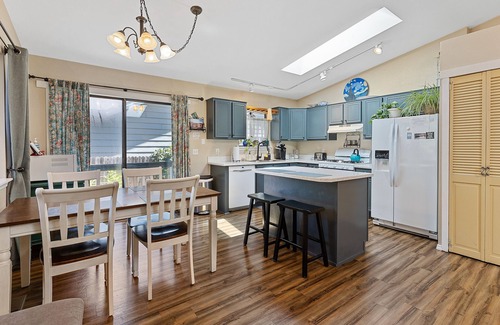 Mountainaire House | Fully Equipped Family & Dog-Friendly Home - Fenced Yard - A/C - NO Pet Fee