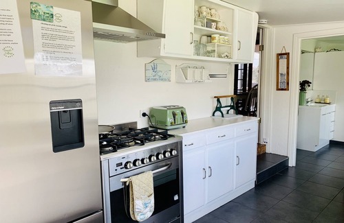 Tooradin House | Fully equipped Seaside Home on the foreshore. 4 Bedrooms. Popular location.