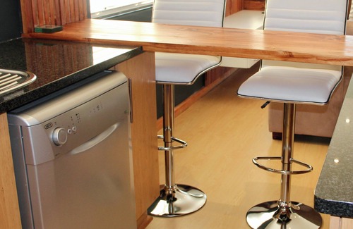 De Kelders Apartment | Fully equipped self-catering apartment steps away from ocean.