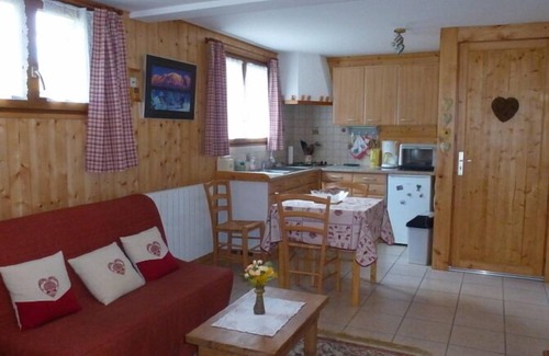 Les Houches Apartment | Fully equipped studio in a quiet cottage. Private garden