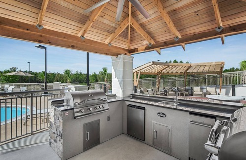 Florence Condo | Fully Equipped Suite | Outdoor Pool + Free Breakfast + Fitness Center