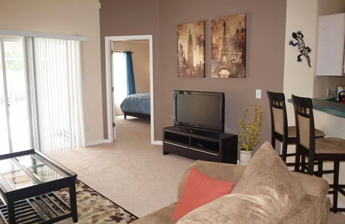 Woodridge Villa | fully fenced back yard !