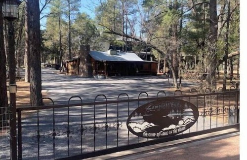 Pinetop-Lakeside Cabin | Fully fenced yard, dogs welcome!