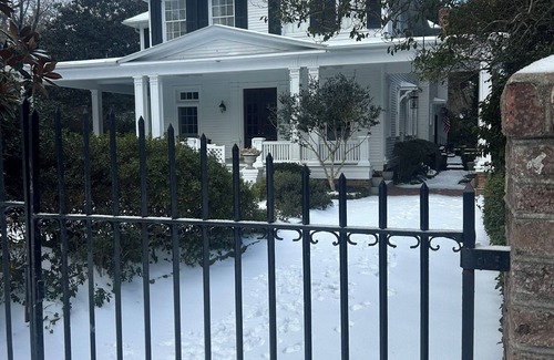 Summerville Historic District Cottage | Fully furnished, 1-bedroom cottage in heart of Summerville. off street parking.