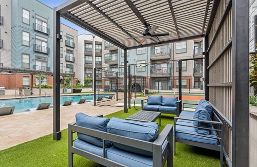 Deep Ellum Apartment | Fully Furnished | 1 Bedroom Apartment | Deep Ellum | Parking | WiFi | Gym