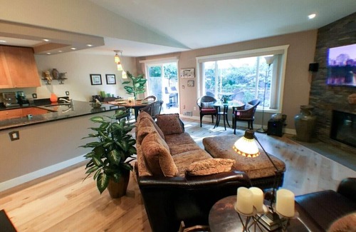 Moss Bay Condo | Fully furnished attached rambler with private patio in Kirkland.