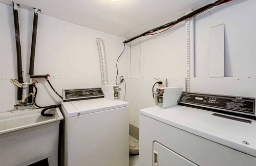 York University Heights House | Fully Furnished Bright and Luxurious Bedroom in North York-1
