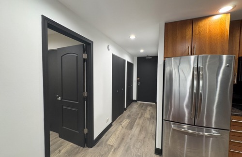 Downtown Chicago Condo | Fully Furnished Gold Coast Luxury Condo with Sunset View Ideal for 30+ Day Stays
