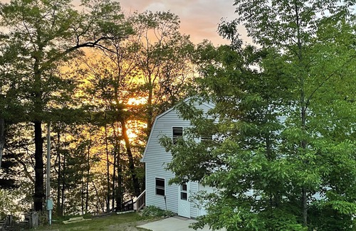 New Auburn Cabin | Fully-furnished LAKE HOME near Ice Age hiking & 4-wheel trails + SUNSET VIEWS