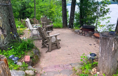 New Auburn Cabin | Fully-furnished LAKE HOME near Ice Age hiking & 4-wheel trails + SUNSET VIEWS