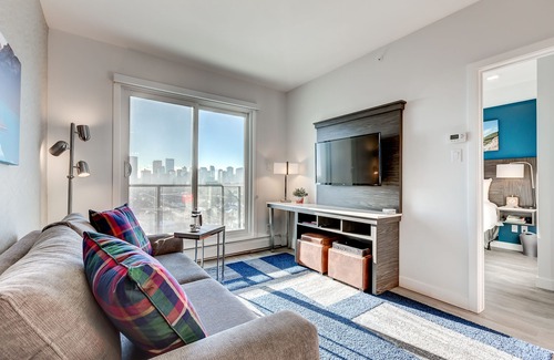 Crescent Heights Apartment | Fully Furnished Modern & Bright 2 Bedroom 2 Bathroom - views of downtown