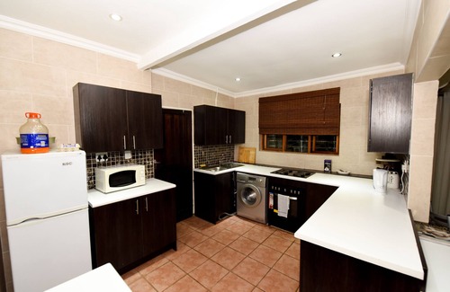 Greater Johannesburg Metropolitan Area House | Fully Furnished & Serviced 2 Bedroom Cottage with Private Garden