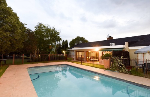Greater Johannesburg Metropolitan Area House | Fully Furnished & Serviced 2 Bedroom Cottage with Private Garden