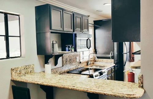 Poway Hotel | Fully Furnished Style 2 BHK - 1 BATH Apt in San Diego Poway-Miramar with Parking