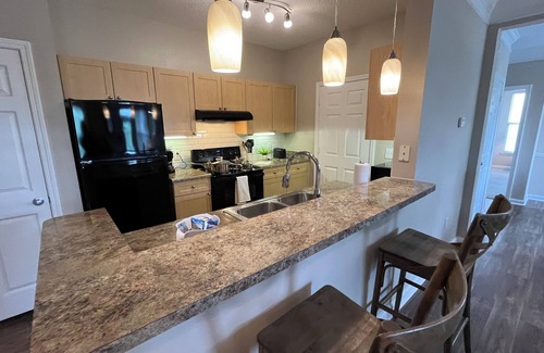 Alpharetta Apartment | Fully -Furnished Two Bedroom Apartment with Fireplace and Balcony in Alpharetta