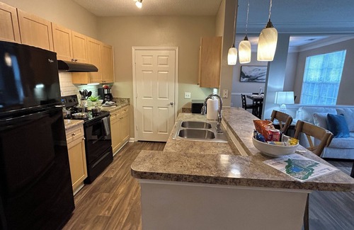 Alpharetta Apartment | Fully -Furnished Two Bedroom Apartment with Fireplace and Balcony in Alpharetta