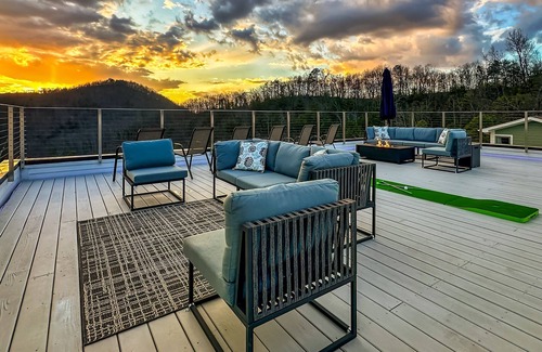 Sevierville Cabin | Fully Loaded Lux, 360° Views, Movies on Roof Deck