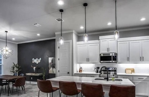 West Dallas House | Fully Loaded Modern Home - | Firepit | BBQ+ More