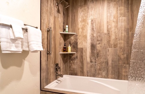 McCall Cabin | Fully remodeled historic Gem - Lodge sleeps 18 Oasis sleeps 22