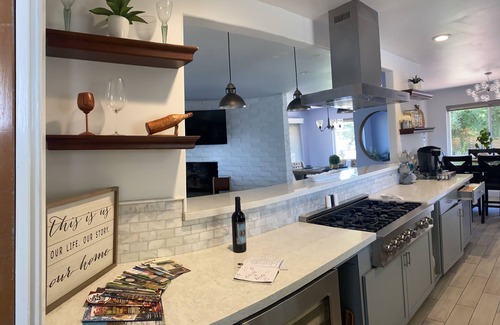Vallejo House | Fully Remodeled home on top of the hill in Wine country with Hot Tub 🍷