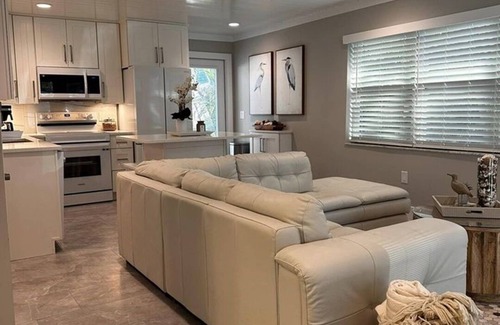 Sanibel House | Fully Remodeled - On the ground - NO STAIRS - Close to Beach & Causeway!