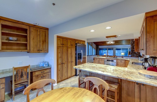 Park Meadows House | Fully Remodeled Townhome 7 minutes to lifts! Tons of space, new Hot Tub! Views!