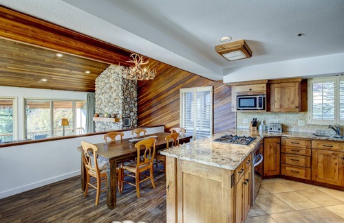 Park Meadows House | Fully Remodeled Townhome 7 minutes to lifts! Tons of space, new Hot Tub! Views!