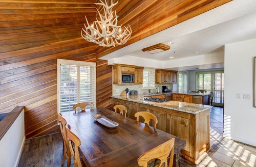 Park Meadows House | Fully Remodeled Townhome 7 minutes to lifts! Tons of space, new Hot Tub! Views!