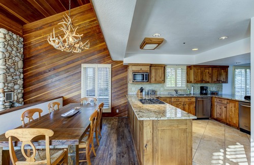 Park Meadows House | Fully Remodeled Townhome 7 minutes to lifts! Tons of space, new Hot Tub! Views!
