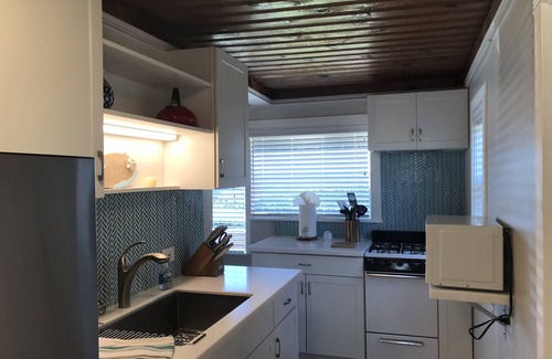 Downtown House | Fully Renovated 1 Bedroom Beach House - Steps to the Sand, View of the Pier -.