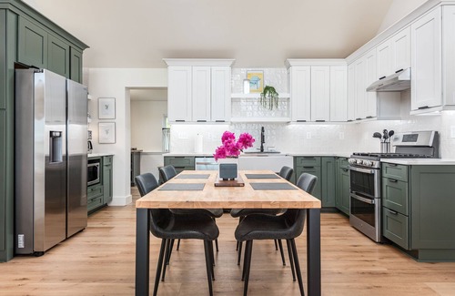 Santee House | Fully renovated 1959 lake front cottage. In-ground swimming pool and spa.