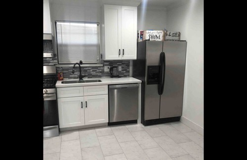 Southeast Houston House | Fully Renovated 3BD 1B Private Residential Home close to all main attractions!