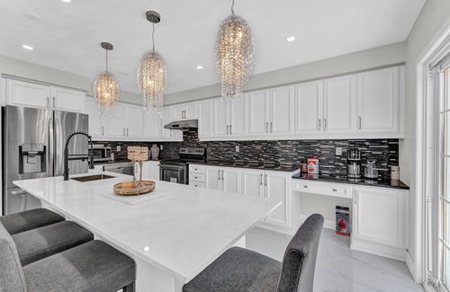 Halton Regional Municipality House | Fully Renovated 3BR ✨ Cozy Stay ~ New Furniture ~ Private backyard ~ Milton 🏡