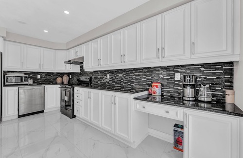 Halton Regional Municipality House | Fully Renovated 3BR ✨ Cozy Stay ~ New Furniture ~ Private backyard ~ Milton 🏡