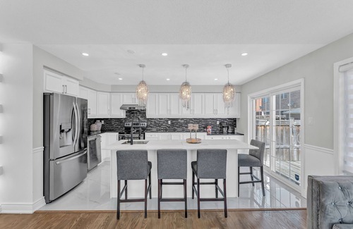 Halton Regional Municipality House | Fully Renovated 3BR ✨ Cozy Stay ~ New Furniture ~ Private backyard ~ Milton 🏡
