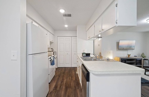 Downtown Zephyrhills House | Fully Renovated & Private 2-bedroom home in Zephyrhills with Porch
