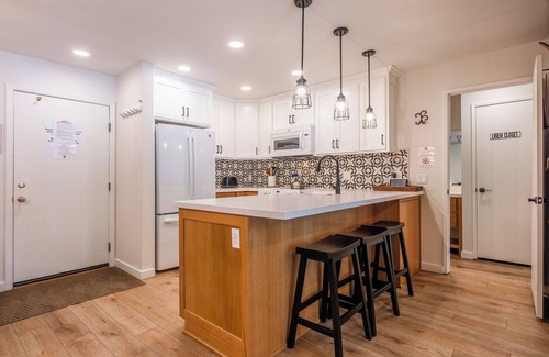 Mammoth Lakes Condo | Fully Renovated! St Anton #17 Ski in Ski Out 1 Bedroom 1 Bathroom Condo! Sleeps up to 4!