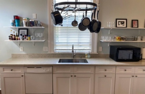 West Riverside House | Fully Renovated Sunny Cottage