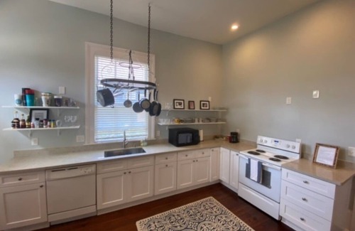 West Riverside House | Fully Renovated Sunny Cottage