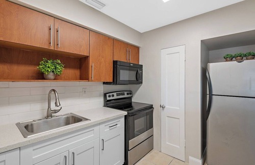 Edgewood House | Fully Renovated Tropical Oasis Near The Cruise & Airport - By Avi
