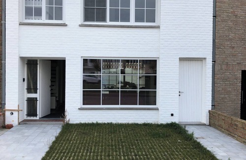 Heist House | Fully renovated vacation home, 10bed. 650m from Seawall. NOT a group of young people!