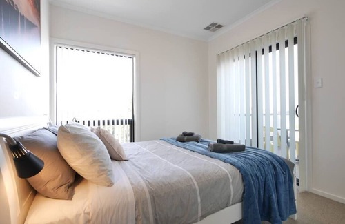 Royal Park House | Fully self contained & equipped. Modern and spacious executive townhouse living near the beach.
