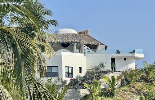 La Punta Villa | Fully staffed, luxurious 7,000 sq.ft oceanfront villa, with infinity edge pool