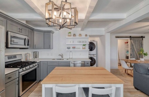 Georgetown House | Fully-stocked home with cowboy pool & luxury beds