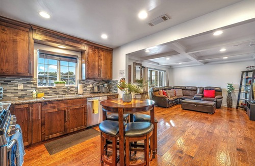 Seaside House | Fully Updated 3 BDR Seaside Home Minutes to Beach!