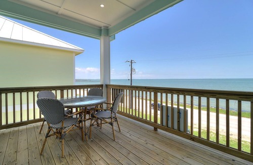 Fulton House | Fulton Breeze! Waterfront, Pool, Private Hottub, Walk to Restaurants and Pier
