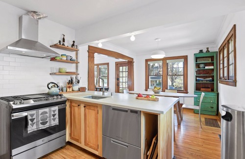 Fulton House | Fulton Family Bungalow Pets Welcome. Crib, Highchair, Dog Crate